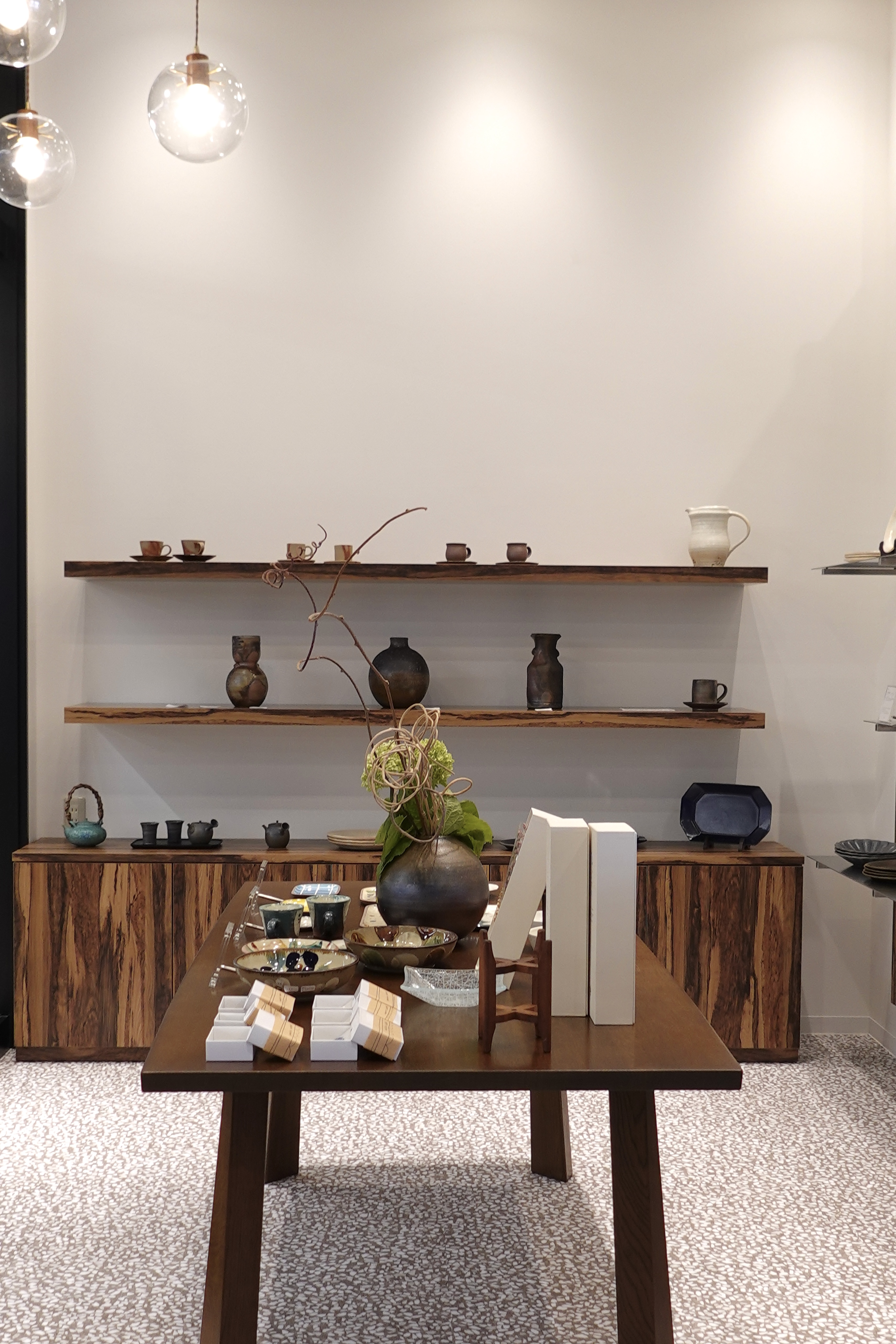 京都 nokaze のうつわが並ぶ棚と展示テーブル